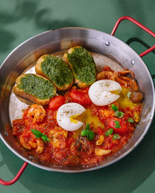 Shakshuka în tigaie, cu crutoane