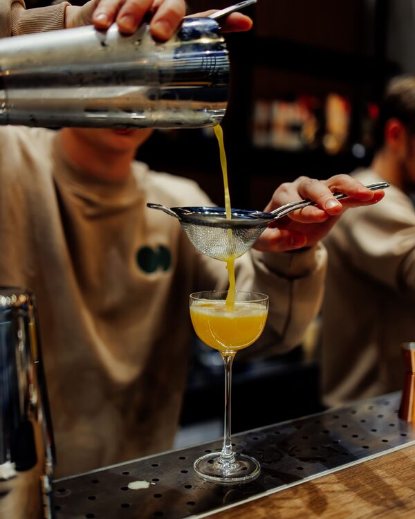 Barmanul Odelle toarnă un cocktail