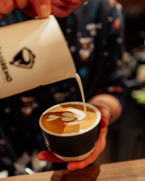 Lapte turnat într-o ceașcă de cafea