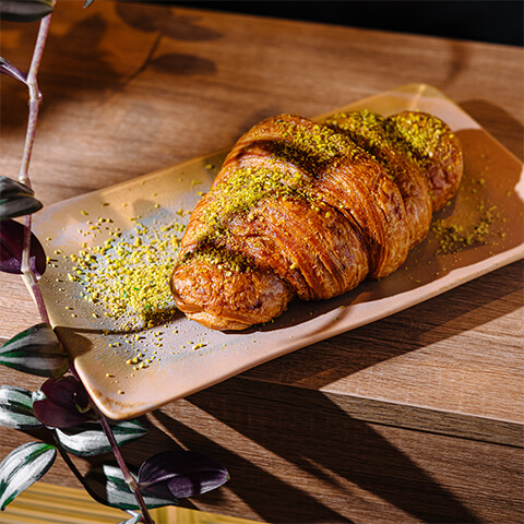 Croissant cu cremă cremă fiarta și fistic