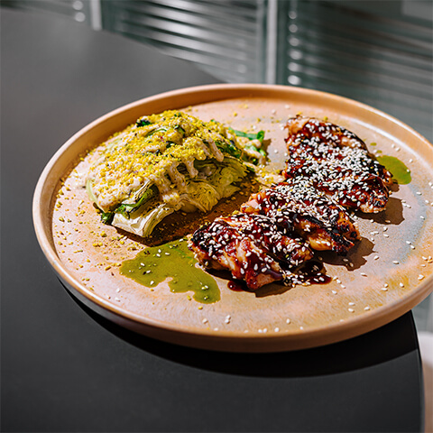 Carne de pui cu salata iceberg prajita