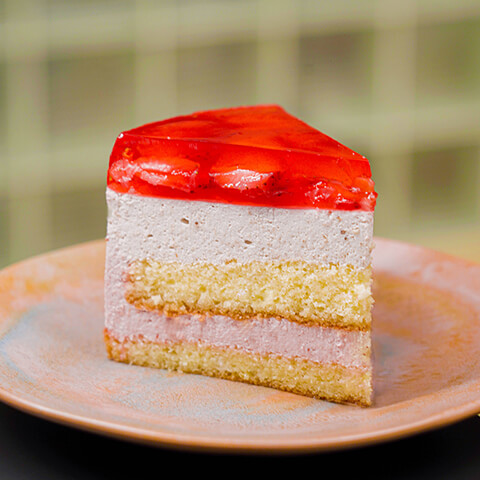 Tort cu banane și căpșuni