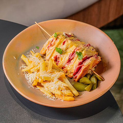 Croque monsieur cu șuncă, camembert cu trufe și cartofi prăjiți