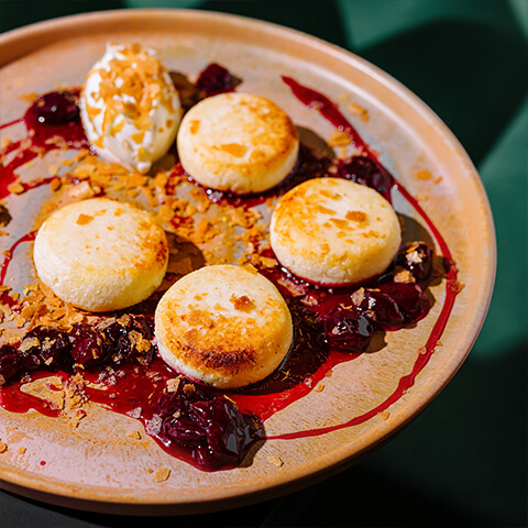 Brânzoaice cu sos de vișină și iaurt