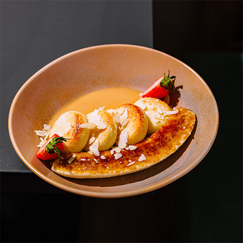 Brânzoaice cu caramelă sărată și banană