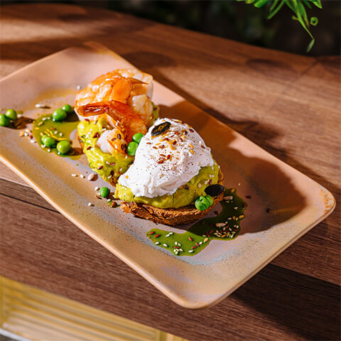 Toast cu avocado și creveți