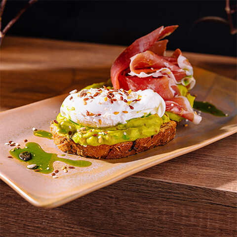 Toast cu avocado și prosciutto