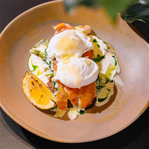 Ou poșat cu somon și spanac