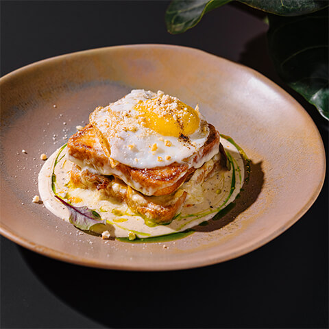 Croque madame cu pastramă de curcan, sos de cașcaval și pastă de trufe