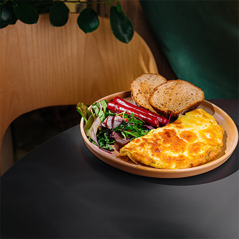 Omletă clasică cu cârnăciori vânătorești