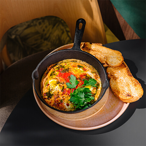 Shakshuka în stil Israeli cu ouă de prepeliță și humus