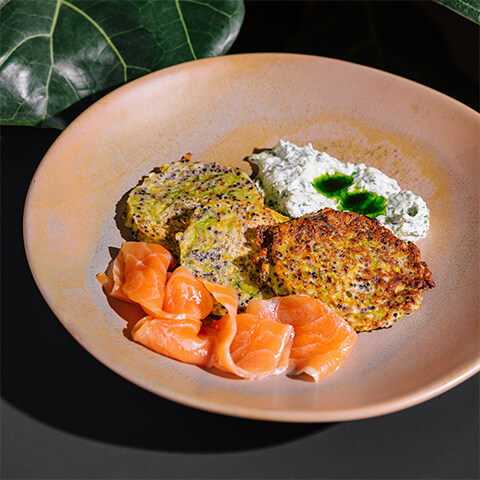 Oladi din dovlecei cu quinoa și somon slab sărat