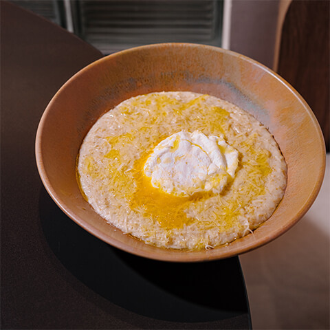 Ovăz sărat cu parmezan, ulei de trufe și ou poșat