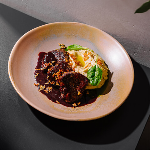 Medalioane de vita cu sos Porto si piure de trufe