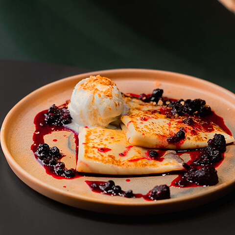 Clatite cu Fructe de Padure si crema Patisier si inghetata