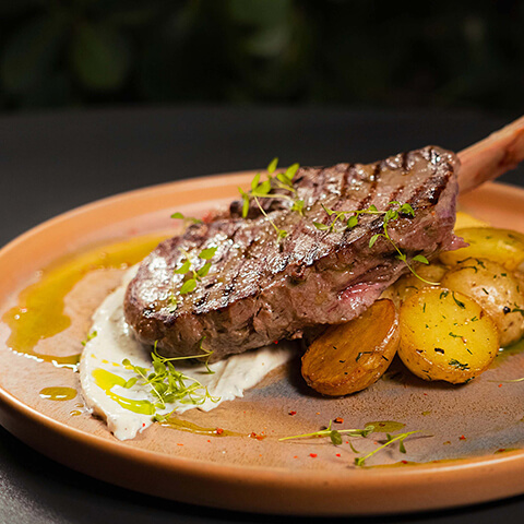 Cotlet de vițel cu cartofi noi și sos de trufe