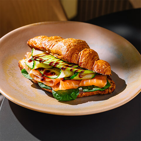 Croissant cu somon ușor sărat, spanac și avocado