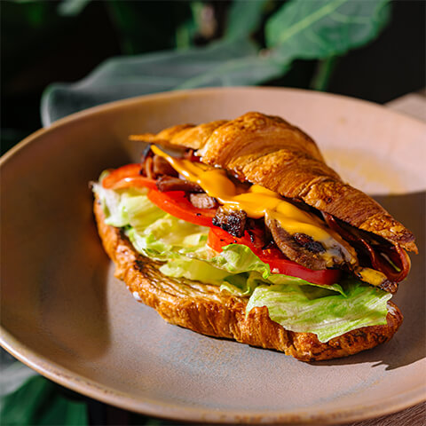 Croissant cu carne de curcan și bacon