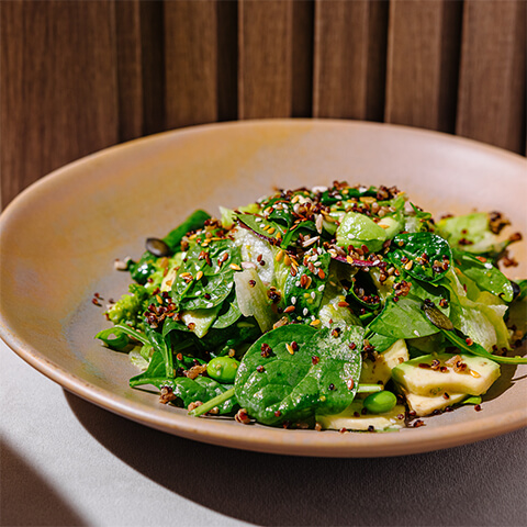 Salată verde cu quinoa, boabe edamame și brocoli