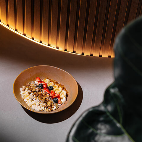 Granola cu iaurt Grecesc și pomușoare