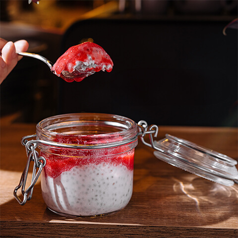 Budinca cu seminte din chia si capsuni