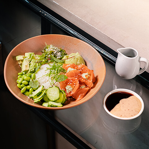 Bol cu somon și avocado