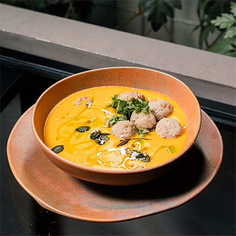 Supă de dovleac cu chiftele din carne de curcan