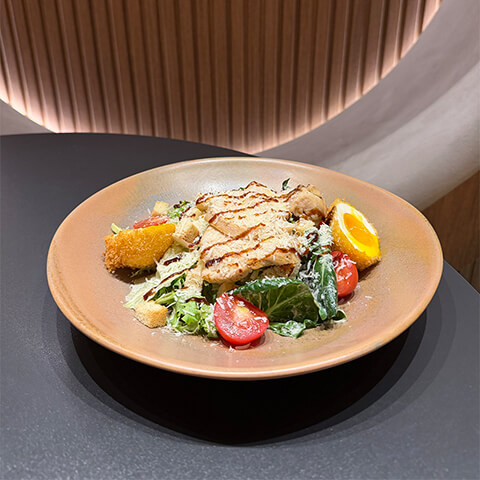 Salată Caesar cu pui